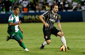 Danilo do Corinthians disputa a bola com o jogador Uellinton do Coritiba durante partida vlida pelo Campeonato Brasileiro, realizada no estdio Couto Pereira