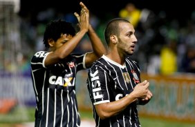 Guilherme do Corinthians comemora aps marca gol contra a equipe do do Coritiba durante partida vlida pelo Campeonato Brasileiro, realizada no estdio Couto Pereira