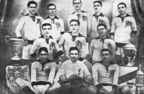 Elenco campeo paulista em 1914 ao lado da taa do primeiro ttulo do Corinthians