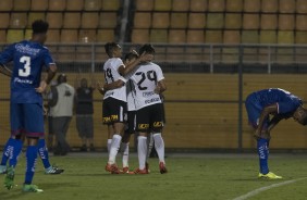 Jogadores do Corinthians comemoram mais um gol contra o So Caetano