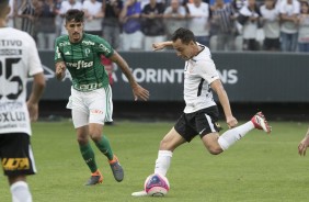 Rodriguinho cortou jogadores do Palmeiras e deu um tiro para a rede adversria abrindo o placar