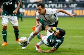 Rodriguinho foi caado em campo pelos jogadores do Palmeiras