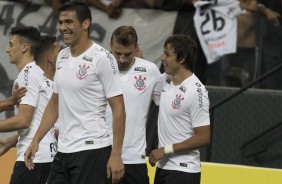 Jogadores comemoram o gol de Romero contra o Vitria, na Arena Corinthians
