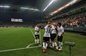 Jogadores comemoram o gol do paraguaio Romero contra o Vitria, na Arena Corinthians