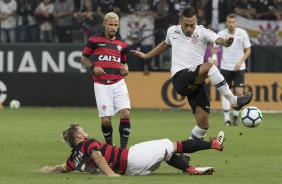 Maycon sofrendo duras entradas durante partida contra o Vitria, pela Copa do Brasil