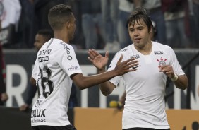 Pedrinho e Romero comemoram o gol do paraguaio contra o Vitria, na Arena Corinthians