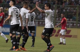 Jadson e Pedrinho comemoram o primeiro hat trick do maestro com a camisa do Corinthians