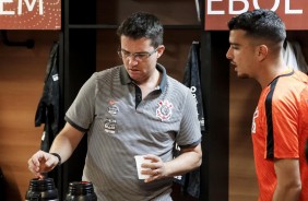 Loss conversa com jogadores no vestirio da Arena Fonte Nova