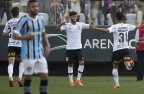 Juninho Capixaba e Marquinhos Gabriel comemorando o gol do meia contra o Grmio, na Arena