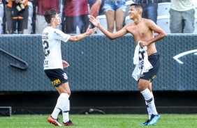 Vital cumprimenta Matheus Matias pelo gol anotado contra o Grmio, na Arena Corinthians