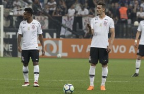 Paulo Roberto e Danilo Avelar durante jogo contra o Botafogo, na Arena Corinthians