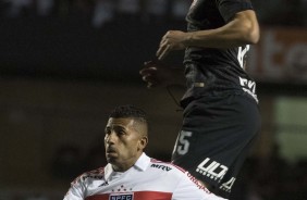 Danilo Avelar em jogada area no clssico contra o So Paulo, no Morumbi