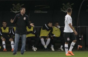Osmar Loss passa instrues ao time durante partida contra o Cruzeiro, na Arena Corinthians
