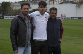 ngelo Araos  formalmente apresentado como jogador do Corinthians no CT Joaquim Grava