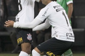 Romero abraa Pedrinho, autor da assistncia para o gol do paraguaio, no jogo contra a Chape