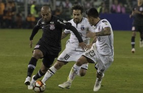 Douglas e Emerson Sheik no jogo contra o Colo-Colo, no Chile, pela Libertadores 2018