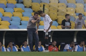 Osmar Loss passa instrues ao meia Pedrinho durante partida contra o Fluminense, no Maracan