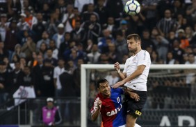 Henrique afasta o perigo durante jogo contra o Paran, na Arena Corinthians