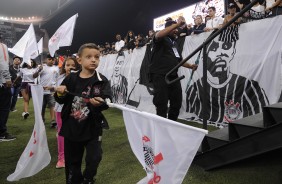 Crianas entraram com bandeiras do Corinthians na comemorao dos 108 anos do clube
