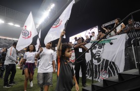 Mini-torcedores entraram com bandeiras na Arena Corinthians antes do incio do jogo