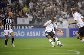 Momento exato do chute de Pedrinho contra o gol do Atltico-MG; que resultou no gol corinthiano
