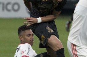 Romero em disputa de bola com adversrio