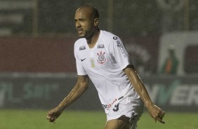 Roger marca o gol da virada do Corinthians contra o Vitria