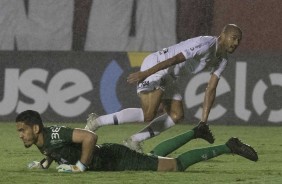 Roger marca o gol da virada do Corinthians contra o Vitria