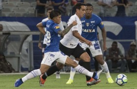 Jadson sofre marcao forte contra o Cruzeiro