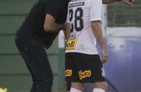 Ramiro recebe instrues de Fbio Carille durante partida contra o Guarani