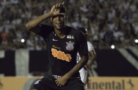 Gustavo comemorando seu gol contra o Ferrovirio, pela Copa do Brasil