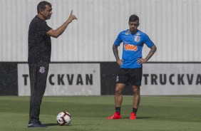 Carille passa instrues a Fagner no ltimo treino do Corinthians no CT Joaquim Grava