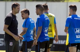 Leonardo Cuca coordena os jogadores durante o treino de hoje no CT Joaquim Grava