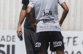 Fbio Carille e Pedrinho conversam no treino desta sexta-feira, no CT Joaquim Grava