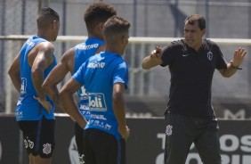 Fbio Carille passa instrues aos jogadores no ltimo treino antes do jogo contra o Santos