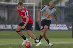 Carlos e Rgis durante treino nesta segunda-feira; Corinthians encara a Ferroviria, na quarta