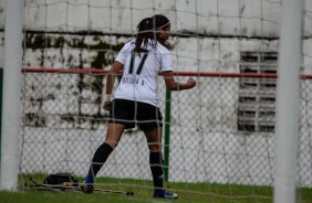 Victria comemora seu gol contra a Portuguesa, pelo Paulista Feminino