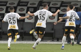 Clayson, Avelar e Fagner em comemorao ao primeiro gol do Corinthians contra o So Paulo