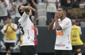 Fagner e Sornoza durante jogo contra o So Paulo, pela final do Campeonato Paulista 2019