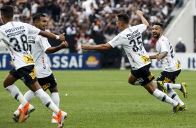 Jogadores do Corinthians comemoram o gol de Avelar contra o So Paulo