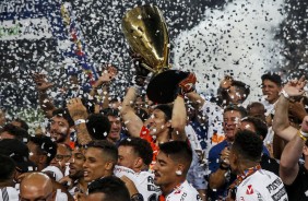 Jogadores do Corinthians erguem a taa de campeo paulista 2019
