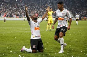 Ralf e Love comemoram o gol do atacante que deu o ttulo ao Corinthians
