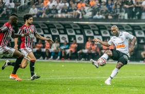 Vagner Love marcou o segundo gol do Corinthians na final contra o So Paulo