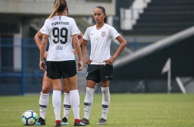 Adriana em cobrana de falta durante jogo contra o So Jos, pelo Brasileiro Feminino