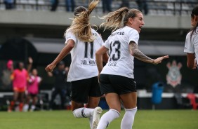 Cacau e Gabi Nunes comemorando gol contra o So Jos, pelo Brasileiro Feminino
