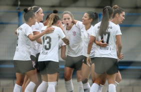 Elenco do Corinthians Futebol Feminino comemorando gol contra o So Jos