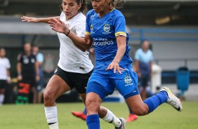 Millene em disputa de bola durante jogo contra o So Jos, pelo Brasileiro Feminino