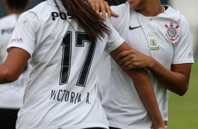 Ingryd comemora com Victria seu gol contra o So Jos, pelo Brasileiro Feminino
