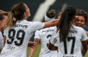 Jogadoras comemoram muito o Ingryd contra o So Jos, pelo Brasileiro Feminino