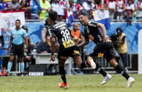 Pedrinho e Ralf comemorando o gol do jovem contra o Bahia, pelo Brasileiro 2019